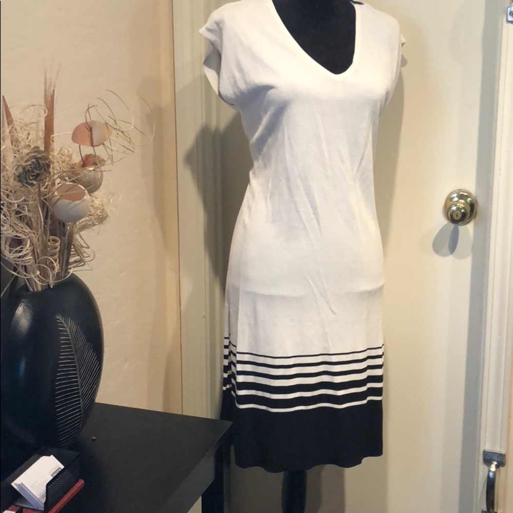 New WH/BM wht/Blk V neck tunic w side slit Sz M